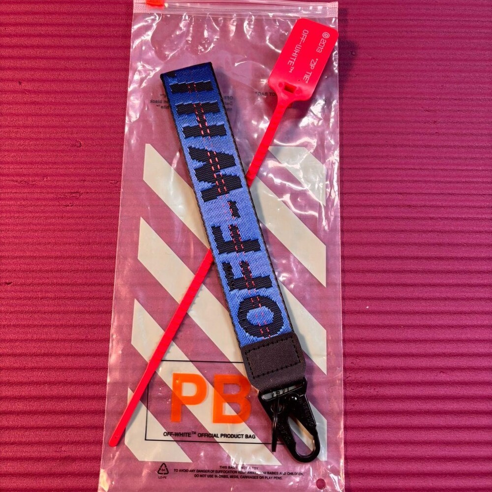 🫐 Blue | Off-White | Keychain - Picture 2 of 5